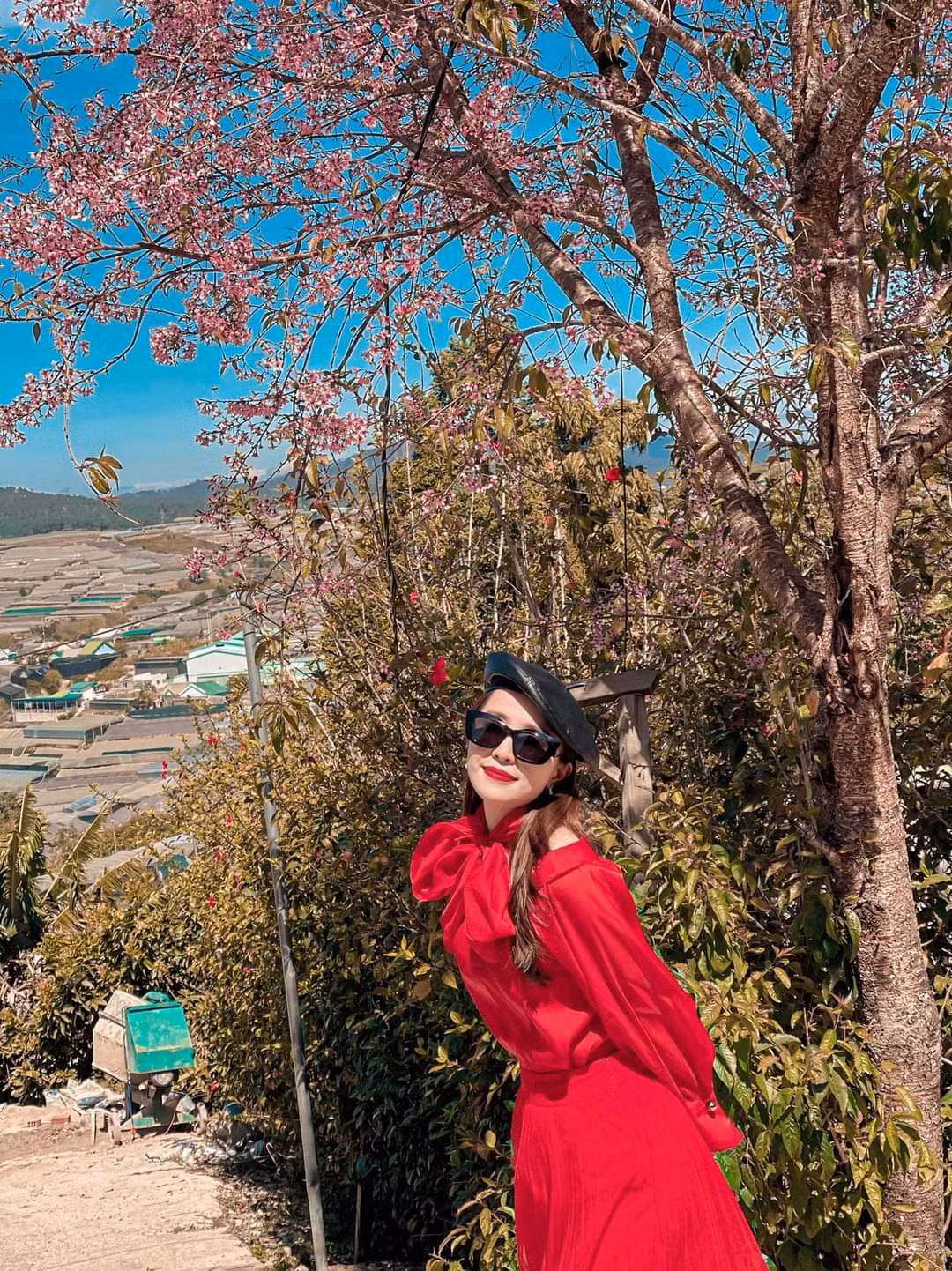 Diễn viên Quỳnh Nga rực rỡ dưới nắng vàng.