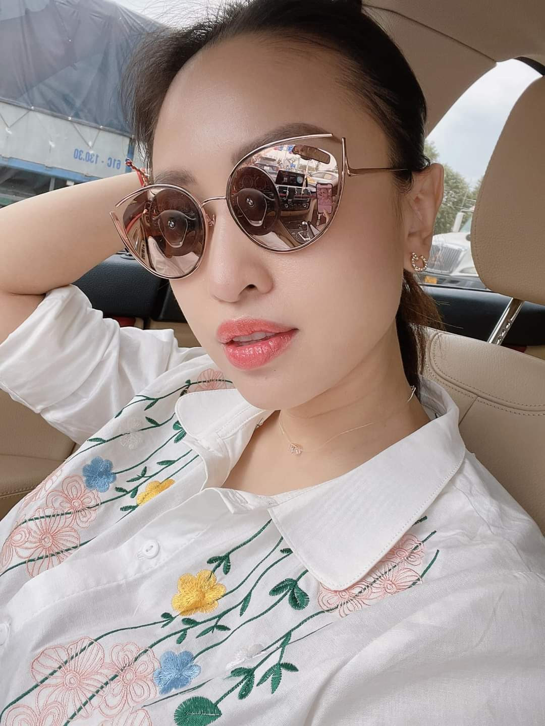 Vân Hugo khoe lâu lâu mới mặc áo sơ mi trắng đi làm.