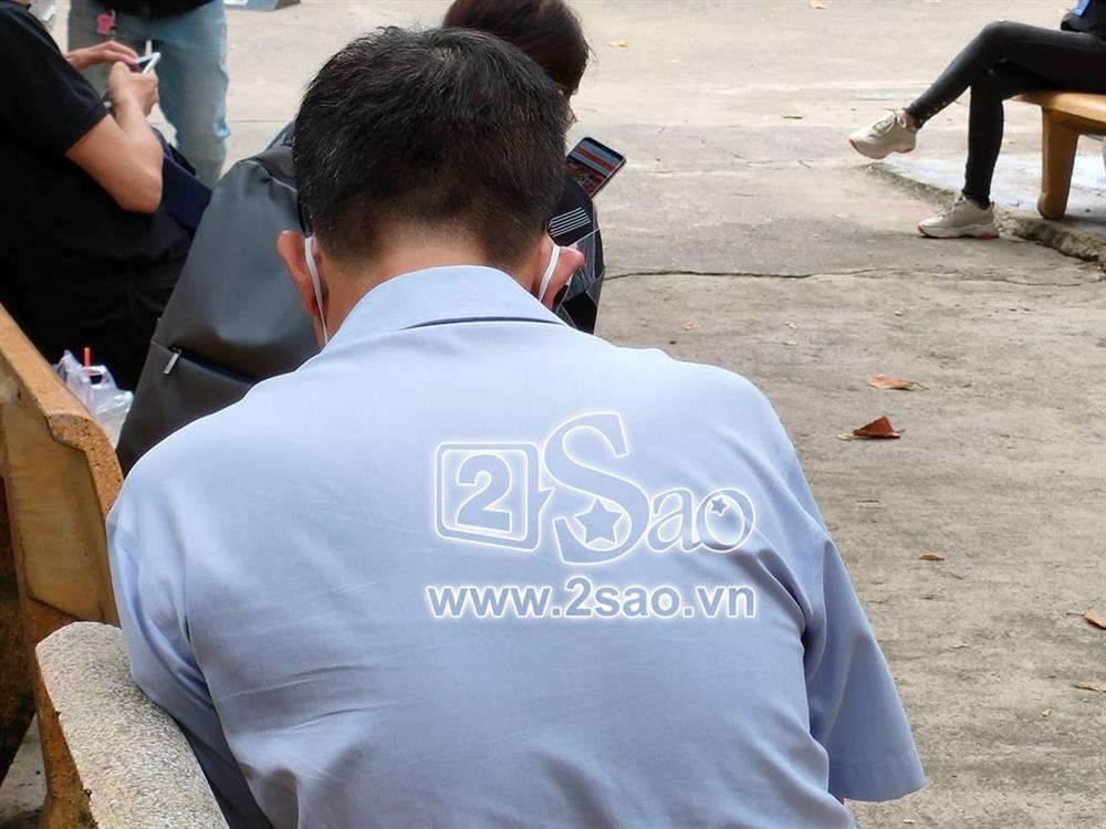 Xuất hiện trong lễ cúng 49 ngày Phi Nhung, đạo diễn 52 tuổi ngồi lặng lẽ trong một góc sân chùa, tập trung bấm điện thoại. Đây là lần đầu Phước Sang xuất hiện sau ồn ào nhà hàng Kim Thư - vợ cũ của anh - bị tạt mắm tôm, thu hút sự chú ý.