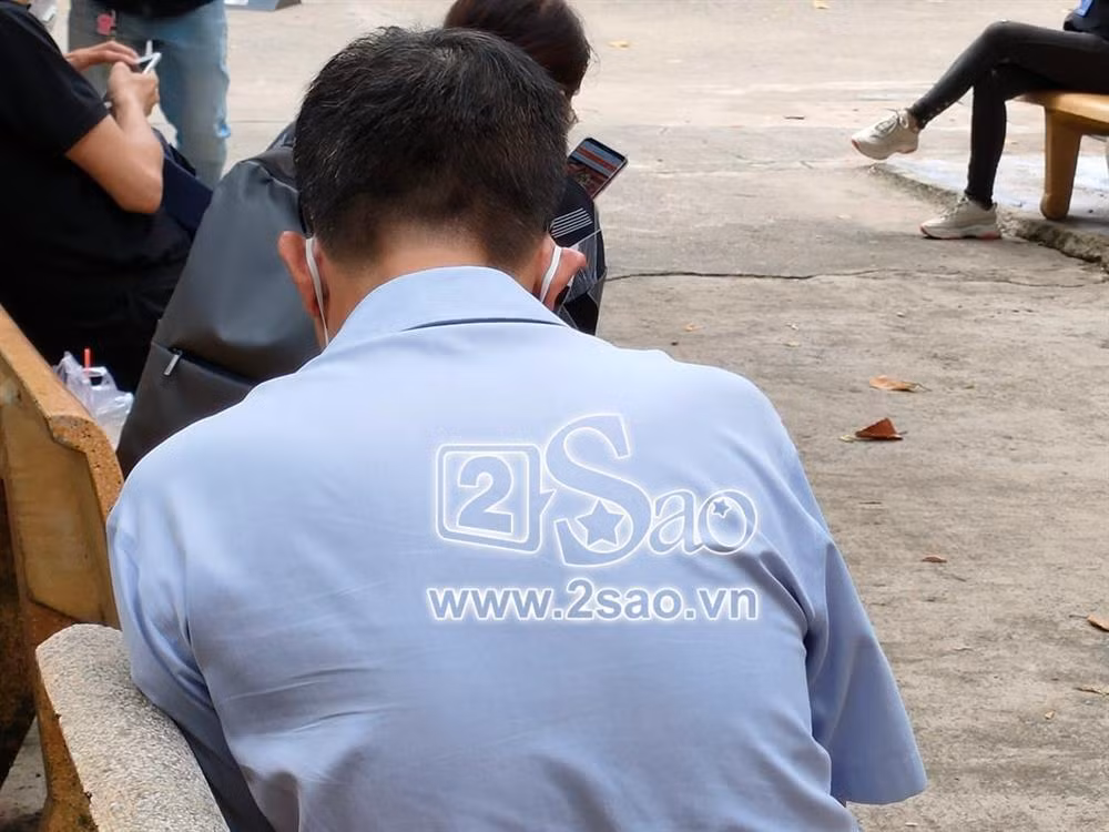 Xuất hiện trong lễ cúng 49 ngày Phi Nhung, đạo diễn 52 tuổi ngồi lặng lẽ trong một góc sân chùa, tập trung bấm điện thoại. Đây là lần đầu Phước Sang xuất hiện sau ồn ào nhà hàng Kim Thư - vợ cũ của anh - bị tạt mắm tôm, thu hút sự chú ý.