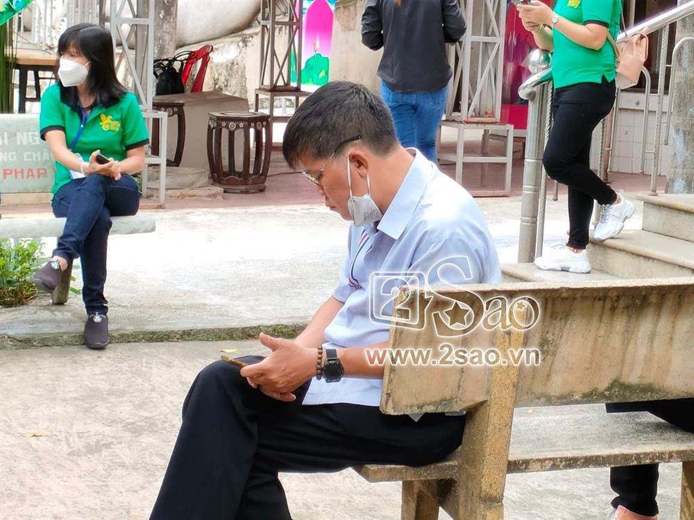 Trong lần xuất hiện này, ngoại hình Phước Sang cũng thay đổi nhiều. Từ một vị đạo diễn vóc dáng mập mạp, tươi tỉnh, chồng cũ Kim Thư hiện tại tiều tụy, sa sút trông thấy. Đặt hình ảnh cũ và hiện tại của Phước Sang cạnh nhau cho thấy rõ sự khác biệt.