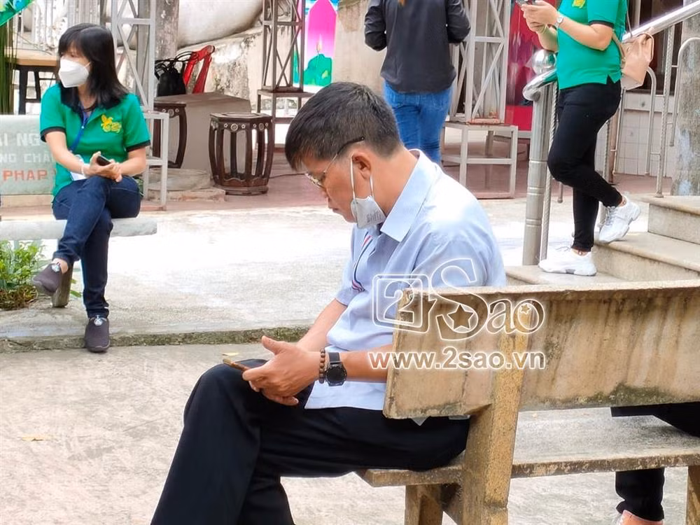 Trong lần xuất hiện này, ngoại hình Phước Sang cũng thay đổi nhiều. Từ một vị đạo diễn vóc dáng mập mạp, tươi tỉnh, chồng cũ Kim Thư hiện tại tiều tụy, sa sút trông thấy. Đặt hình ảnh cũ và hiện tại của Phước Sang cạnh nhau cho thấy rõ sự khác biệt.