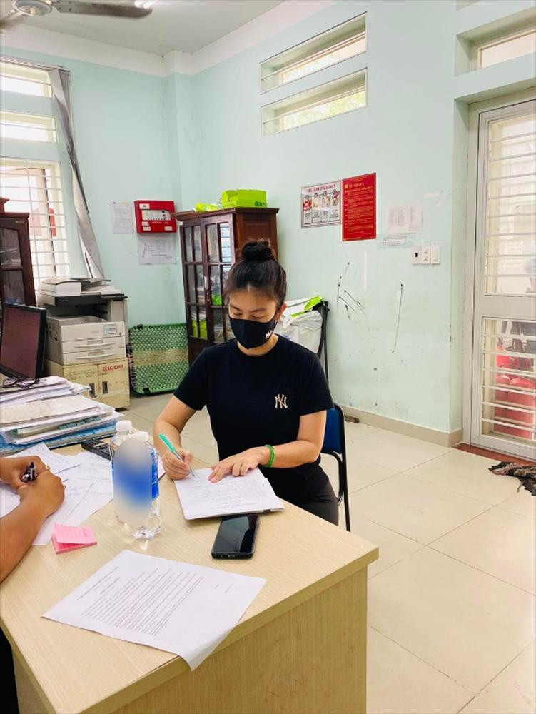 "10 năm nay tôi không ngừng nỗ lực kiếm cơm nuôi đại gia đình tôi từ những việc làm lao động chân tay để kiếm từng vài chục nghìn, những lúc khốn khó không thấy chủ nợ nào đến? Giờ đây tôi một mình gầy dựng quán với biết bao nhiêu tủi nhục, đau khổ - là để các anh chị ngang nhiên đến tấn công tôi? Đừng nghĩ tôi có tóc mà nắm. Tôi nhấn mạnh tôi không một chút liên quan gì đến Phước Sang. Tôi đã trình báo và khẩn cầu công an phường Tân Phú, Phú Mỹ Hưng bảo vệ những người dân vô tội như tôi", Kim Thư cho biết trên Dân Trí.