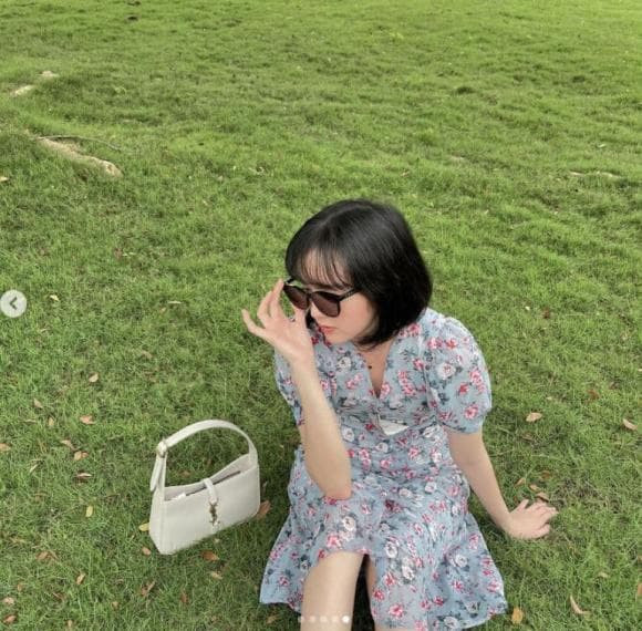 Mới đây nhất, cô lựa chọn chiếc váy hoa đơn giản và giấu dáng khoe trên trang cá nhân. Mái tóc thưa của mỹ nhân 9X tiếp tục lộ dấu hiệu mỏng như sắp hói một phần trán. 
