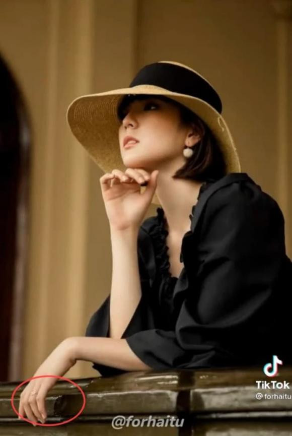 Hải Tú lộ ảnh vòng hai to bất thường dù diện trang phục rộng. 