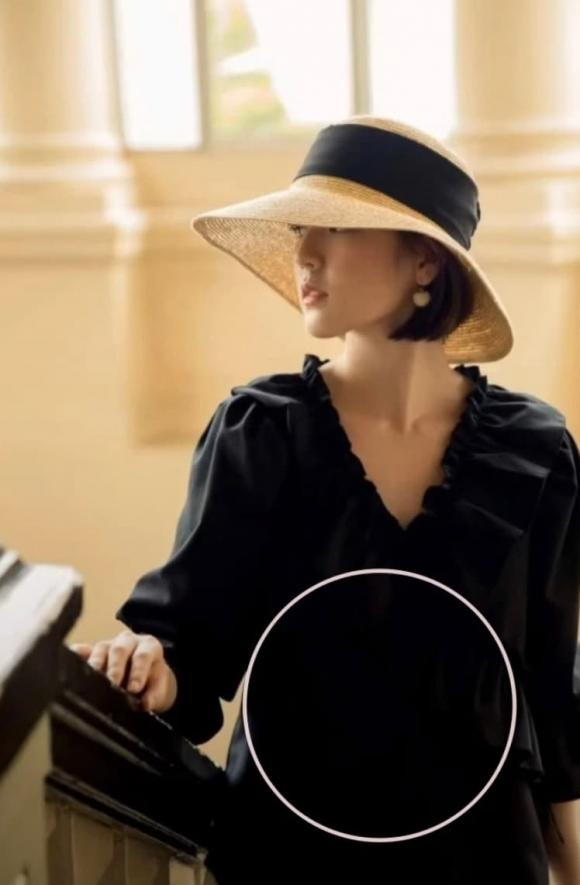 Mới đây nhất, cư dân mạng còn đào lại được hậu trường chụp ảnh của Hải Tú và phát hiện cô đang cố che khéo vòng 2 khá cẩn thận. Điều đáng nói là trong bộ ảnh này, Hải Tú ưu tiên chọn váy rộng thùng thình, ở góc nghiêng thì bụng lùm lùm thấy rõ. Không loại trừ khả năng "nàng thơ" của sếp Tùng bị góc chụp "dìm" nên trông tròn trịa khác thường.