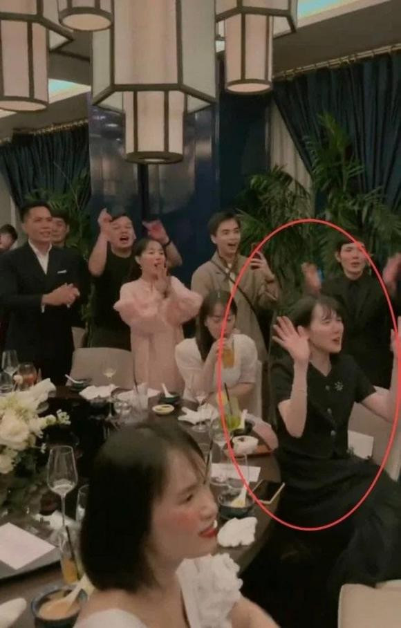 Bên cạnh đó, Hải Tú lại bị soi dường như đã tăng cân, gương mặt tròn trịa.