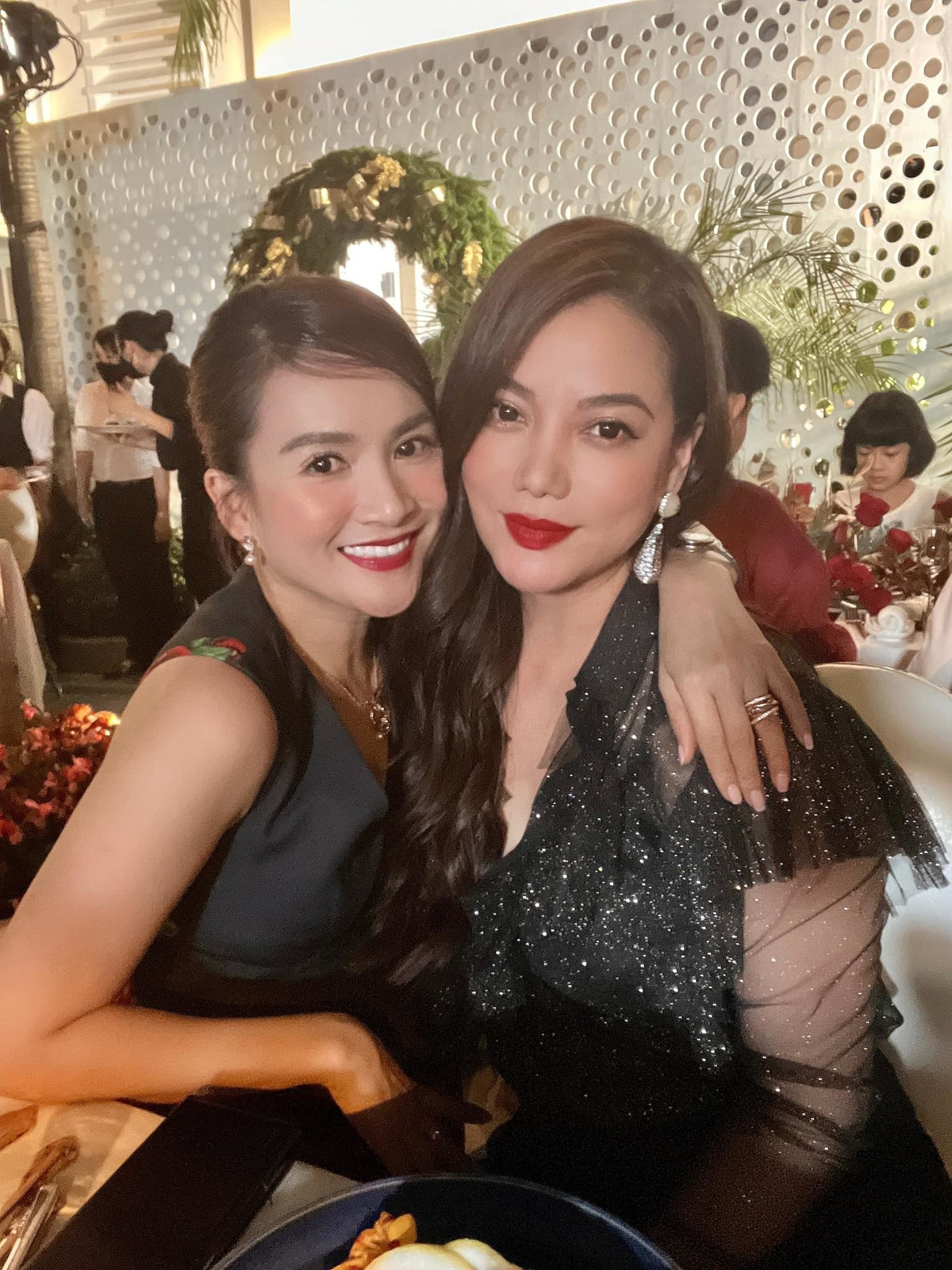 Vợ Bình Minh đăng ảnh bên Trương Ngọc Ánh và chúc mọi người giáng sinh ấm áp. Nhìn nhan sắc của cả hai người hâm mộ khen '1 chín 1 mười.