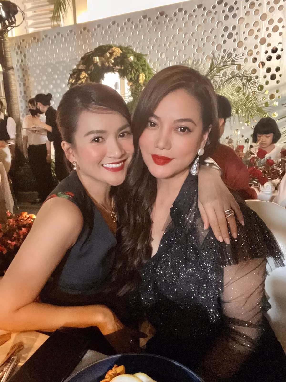 Vợ Bình Minh đăng ảnh bên Trương Ngọc Ánh và chúc mọi người giáng sinh ấm áp. Nhìn nhan sắc của cả hai người hâm mộ khen '1 chín 1 mười.