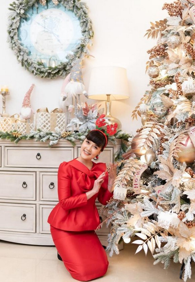 Nghệ sĩ Vân Dung hóa tuần lộc điệu đà trong ngày lễ.