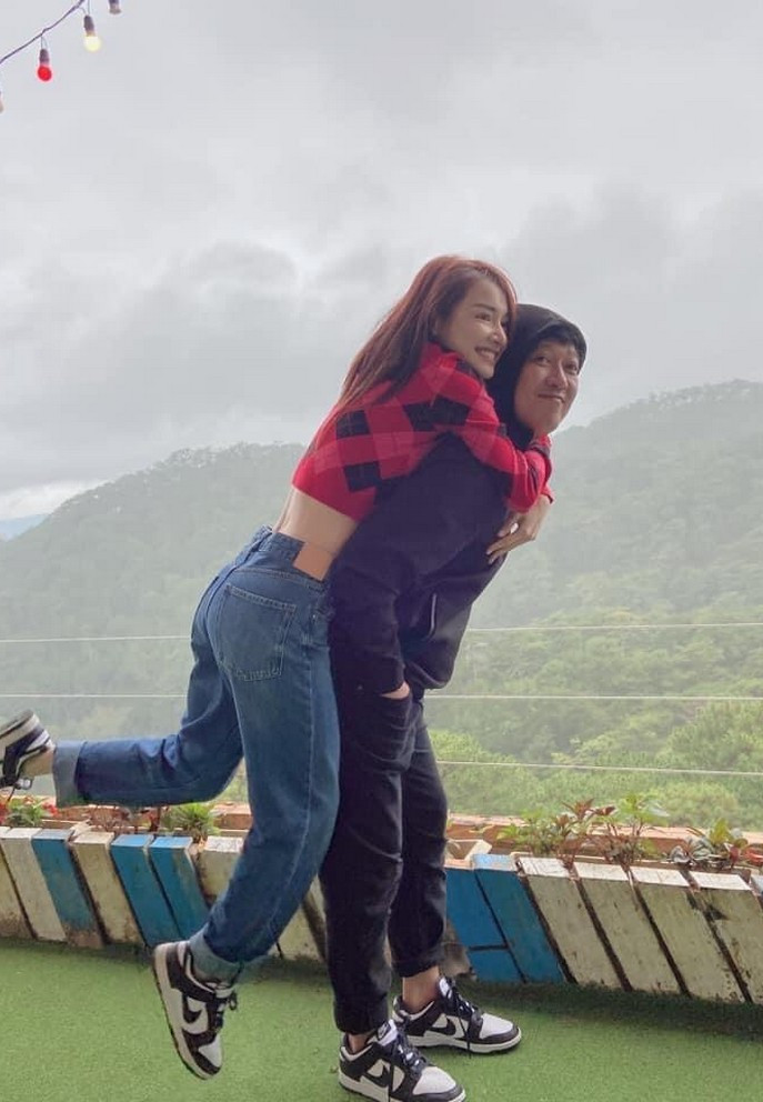 Vợ chồng Trường Giang - Nhã Phương gác mọi công việc để tận hưởng không khí lễ hội cuối năm.