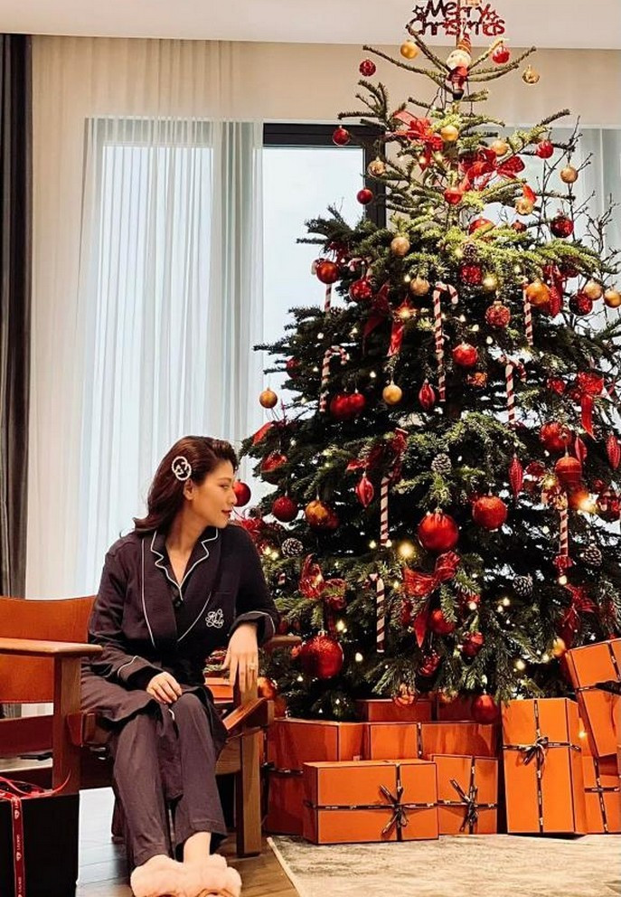 BTV Ngọc Trinh đón Giáng sinh tại nhà với ngập tràn các hộp quà hàng hiệu.