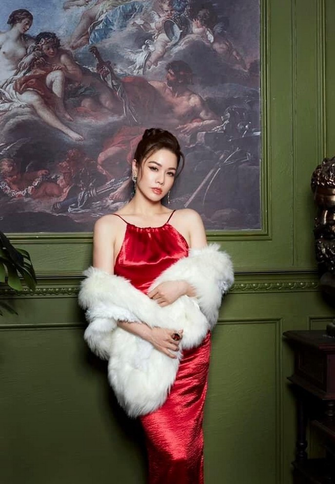 Diễn viên Nhật Kim Anh hóa quý cô quyến rũ với váy dạ hội cổ yếm và khăn choàng lông.