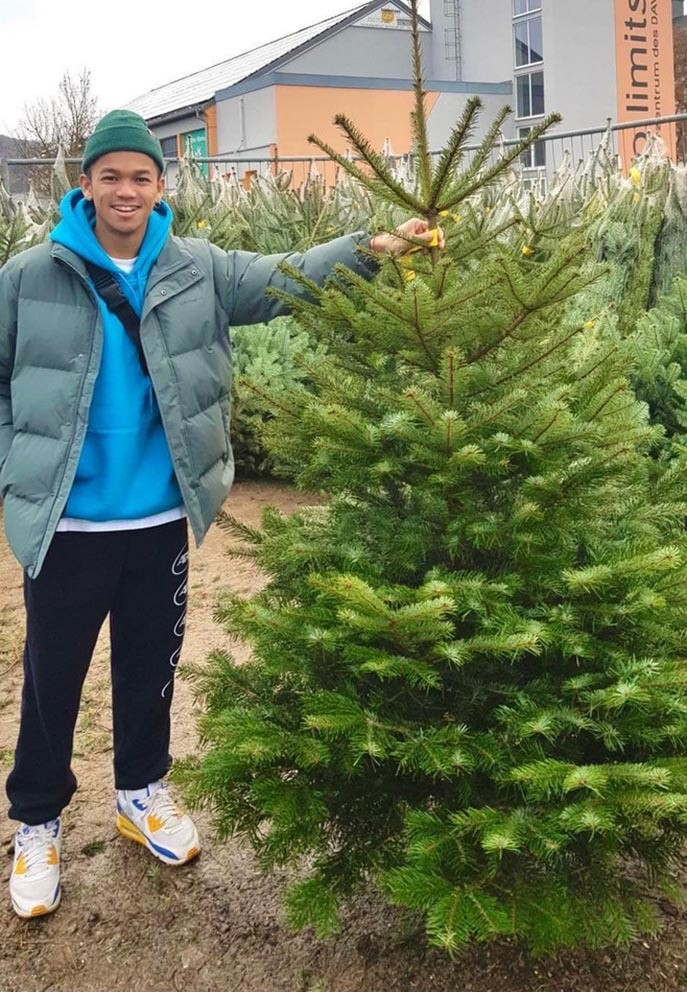 Trọng Hiếu Idol đến tận trang trại để mua cây thông đón Noel.