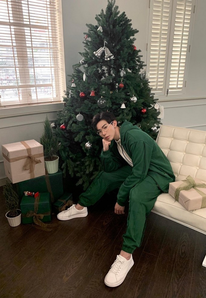 'Noel trời đổ đầy tuyết, theo lý thuyết cậu phải tán tôi", Erik 'thả thính'.