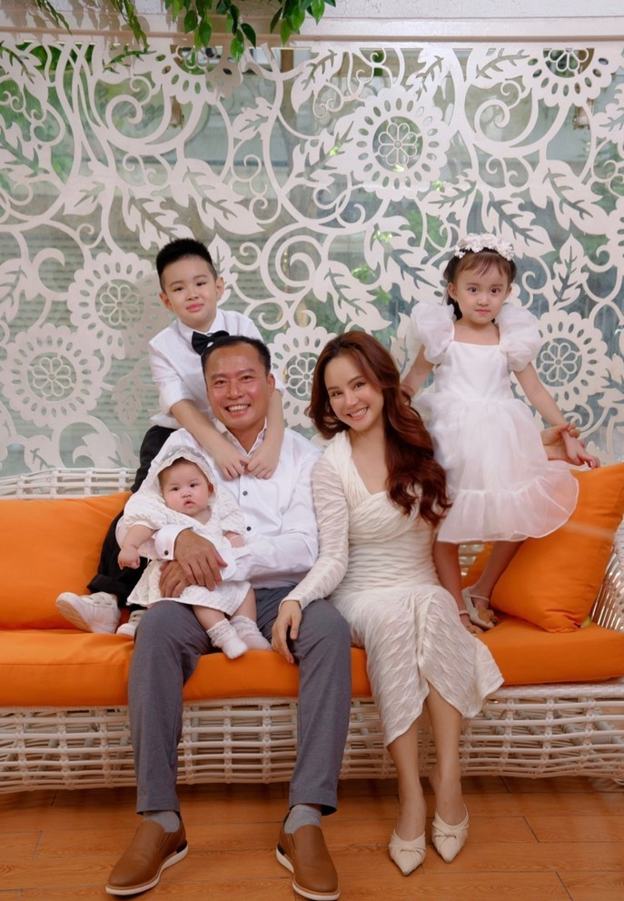 Tin sao Việt 25/12: Vy Oanh chia sẻ khoảnh khắc sum vầy bên ông xã và ba con trong dịp lễ Giáng sinh. Giọng ca 'Đồng xanh' hạnh phúc vì năm nay gia đình cô có thêm thành viên mới, tổ ấm vì thế càng rộn ràng, ấm áp.