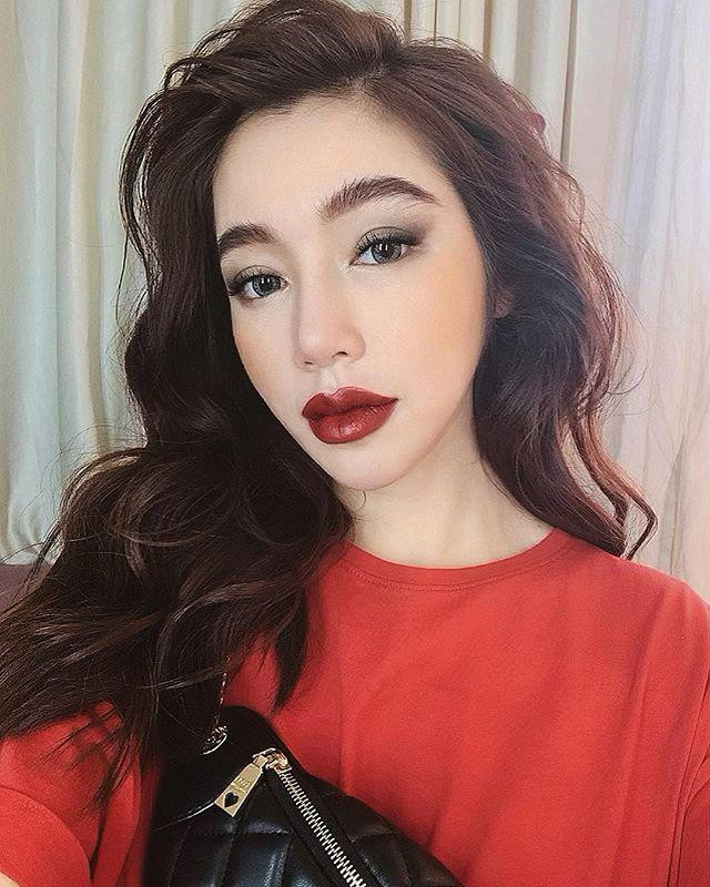 Elly Trần "đổi gió" hóa quý cô quyến rũ với tóc xoăn dài, tô son đậm và đánh mắt ấn tượng.