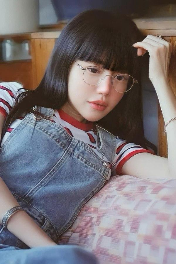 Elly Trần luôn biết cách biến hóa giữa style sexy và ngây ngô một cách thuần thục mà chỉ cần nhờ vào mái tóc.