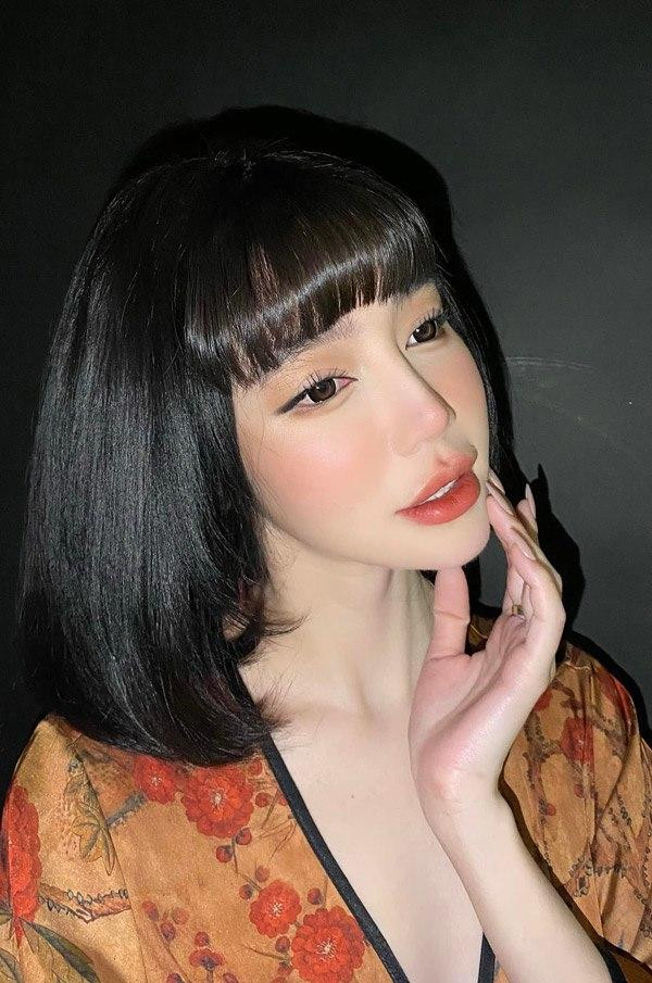 Tuy nhiên, layout trang điểm của cô khiến người xem giật mình mất vài giây. Đôi mắt mi cong lờ đờ, đeo lens, kẻ eyeliner sắc sảo, đôi môi tều dầy gợi cảm, sống mũi cao vút, chính sự hoàn hảo quá đỗi khiến nhiều người liên tưởng đến những bức tượng sáp, ma-nơ-canh. Ngoài ra, cách chỉnh ánh sáng, tạo dáng và biểu cảm gương mặt vô hồn của Elly Trần khiến cư dân mạng "dừng khoảng chừng là 2 giây".