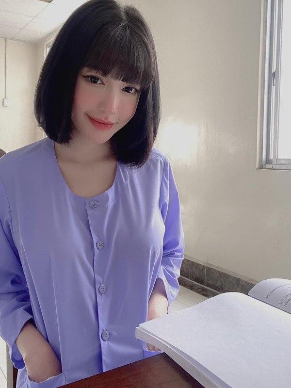 Thế nhưng vẫn mái tóc ấy nhưng thay đổi chút layout trang điểm nhẹ nhàng hơn thì Elly Trần ghi điểm tuyệt đối với vẻ ngoài ngây thơ.