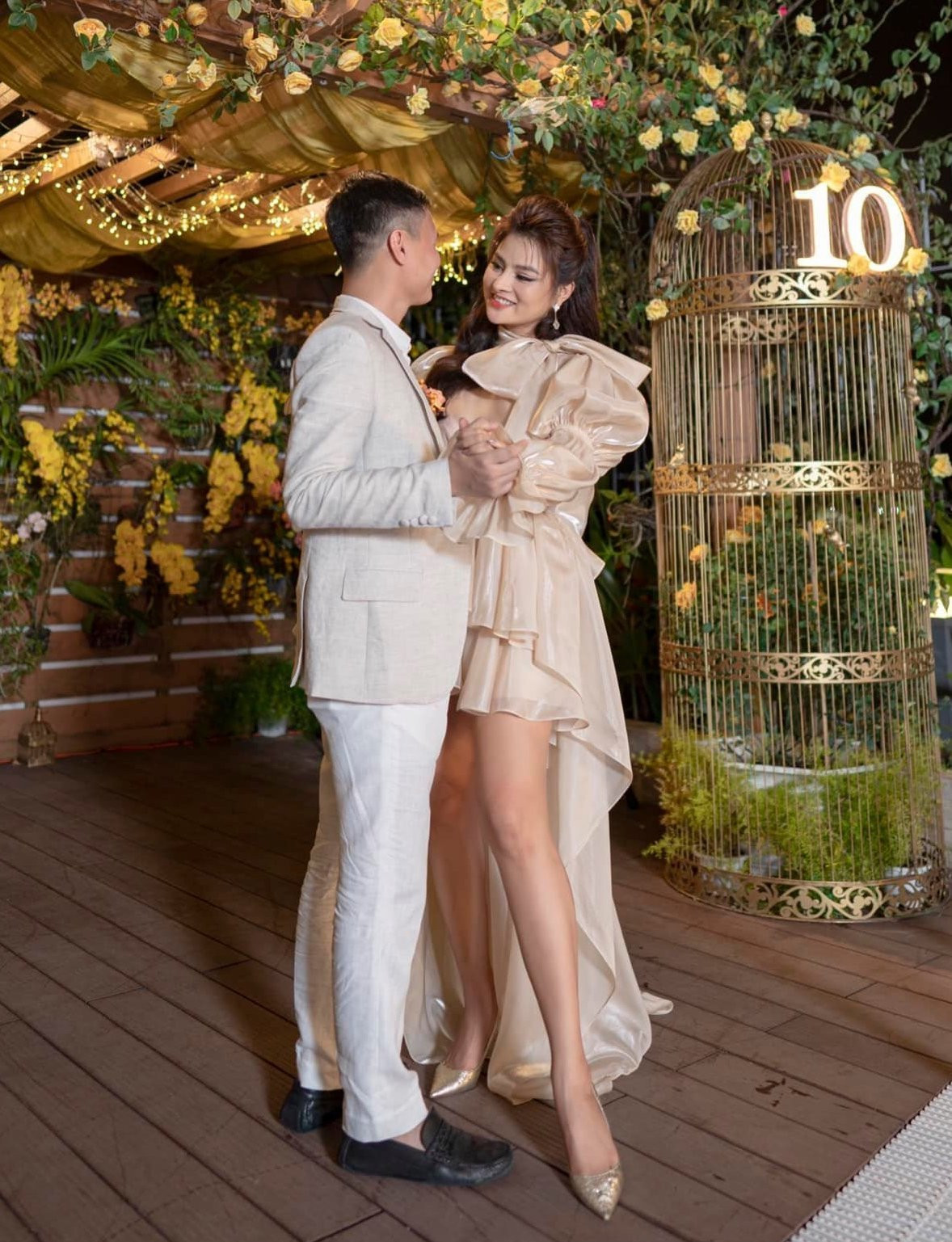 Vũ Thu Phương và chồng đã có những cử chỉ ngọt ngào, tình tứ trước sự chứng kiến của các con. Chồng Vũ Thu Phương có mẹ là người thuộc Hoàng gia Campuchia, bố là người Việt và là cháu của Hoàng thân Norodom Sihanouk. Không chỉ thuộc dòng dõi hoàng gia, doanh nhân Thanh Hải còn là thành viên Hội đồng quản trị của một công ty chứng khoán.