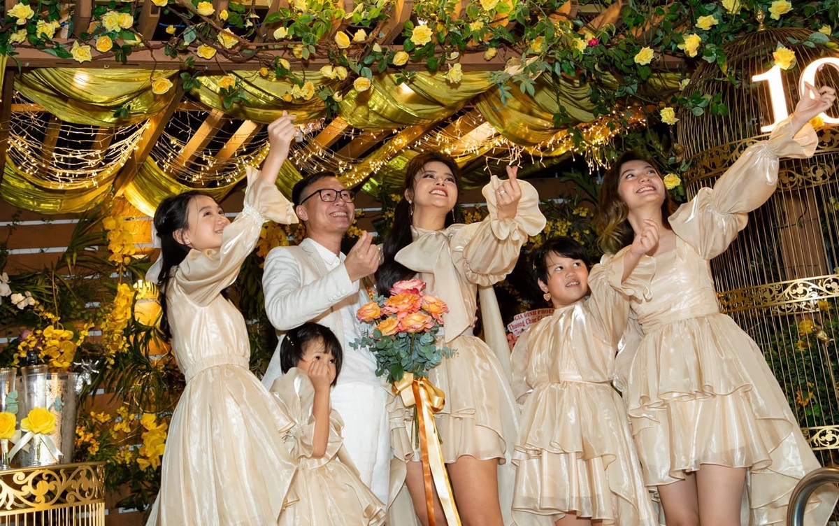 "Tôi không phải tuýp người thích lập gia đình sớm bởi tôi đam mê nhiều lắm. Người ta đứng ngã 3 chứ tôi đứng ngã 7. Tôi muốn làm kinh doanh song hành với nghệ thuật. Song khi bước vào cuộc sống hôn nhân, tôi mới thấy nhiều sự khó khăn hơn. Tôi chưa bao giờ thôi yêu nghệ thuật. Tôi rất sợ khi ai nhắc nghệ thuật với mình, cứ nhắc tới là cảm xúc dâng trào. Đôi lúc tôi suy nghĩ rằng liệu mình đã công bằng với bản thân mình chưa, đủ xứng đáng với những gì mà tổ nghề đã cho mình chưa?", Vũ Thu Phương từng tâm sự.