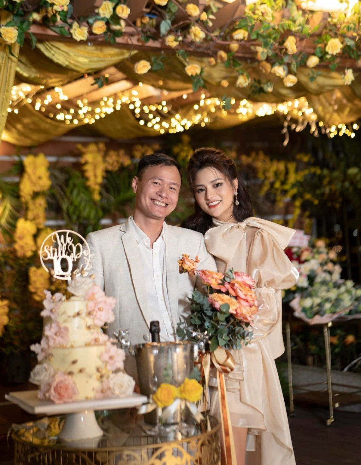 Mới đây, Vũ Thu Phương và chồng đã tổ chức tiệc kỷ niệm 10 năm ngày cưới trong không gian lãng mạn. Buổi tiệc diễn ra ở gần hồ bơi và được trang trí rất nhiều hoa tươi.