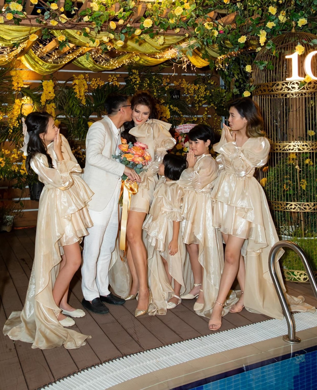 Quá bận rộn kinh doanh, vợ chồng Vũ Thu Phương cố gắng về nhà sớm nhất có thể. Cô cho hay: "Nguyên tắc là chúng tôi cùng nhau ăn bữa cơm gia đình. Sau đó, hai vợ chồng chơi với con, dạy con học và còn thời gian thì xem phim, trao đổi góp ý cho nhau. 3 tháng một lần, cả hai đi du lịch xa hâm nóng tình cảm, để các con ở nhà cho ông bà. Chúng tôi vừa làm tri kỷ, vừa là vợ chồng".