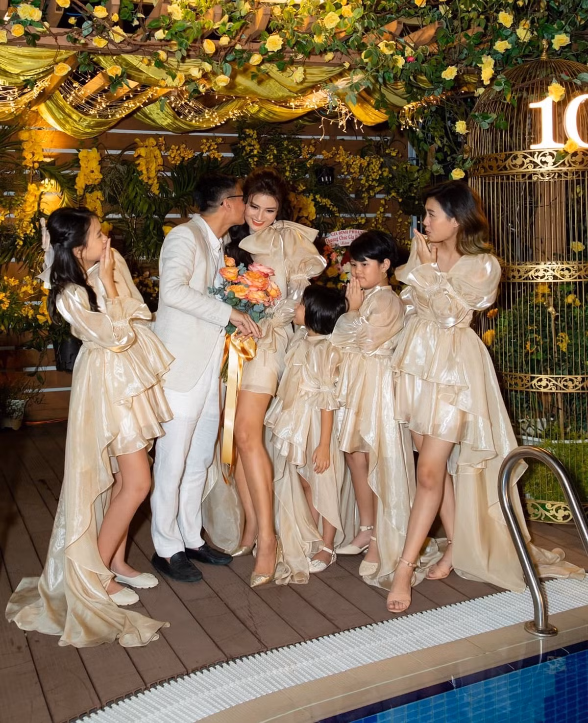 Quá bận rộn kinh doanh, vợ chồng Vũ Thu Phương cố gắng về nhà sớm nhất có thể. Cô cho hay: "Nguyên tắc là chúng tôi cùng nhau ăn bữa cơm gia đình. Sau đó, hai vợ chồng chơi với con, dạy con học và còn thời gian thì xem phim, trao đổi góp ý cho nhau. 3 tháng một lần, cả hai đi du lịch xa hâm nóng tình cảm, để các con ở nhà cho ông bà. Chúng tôi vừa làm tri kỷ, vừa là vợ chồng".