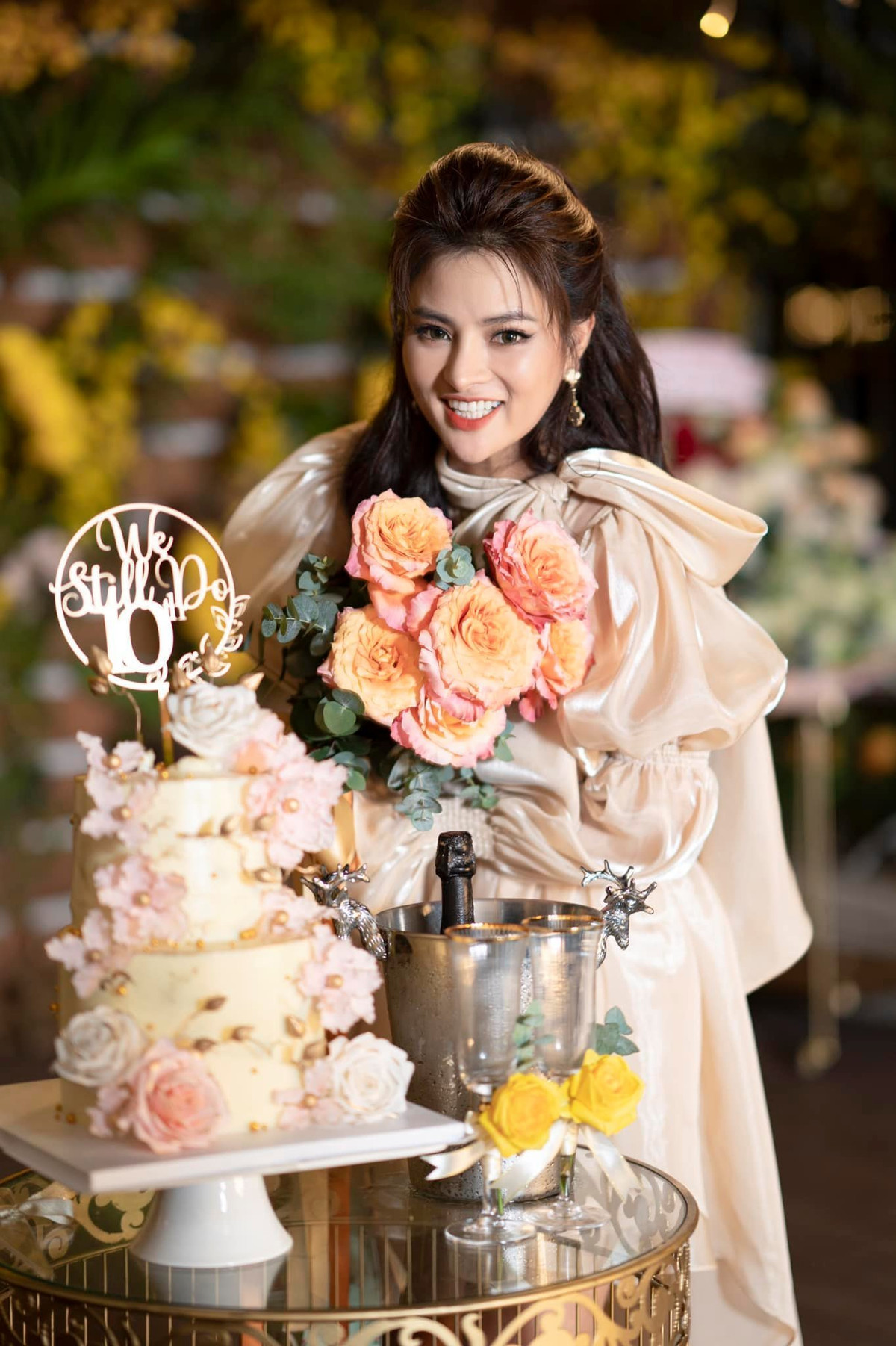 'Tôi biết cách yêu thương chồng con hơn vì mình có một gia đình cần xây dựng hạnh phúc. Vợ chồng cùng hướng đến sự an yên trong cuộc sống', người đẹp chia sẻ.