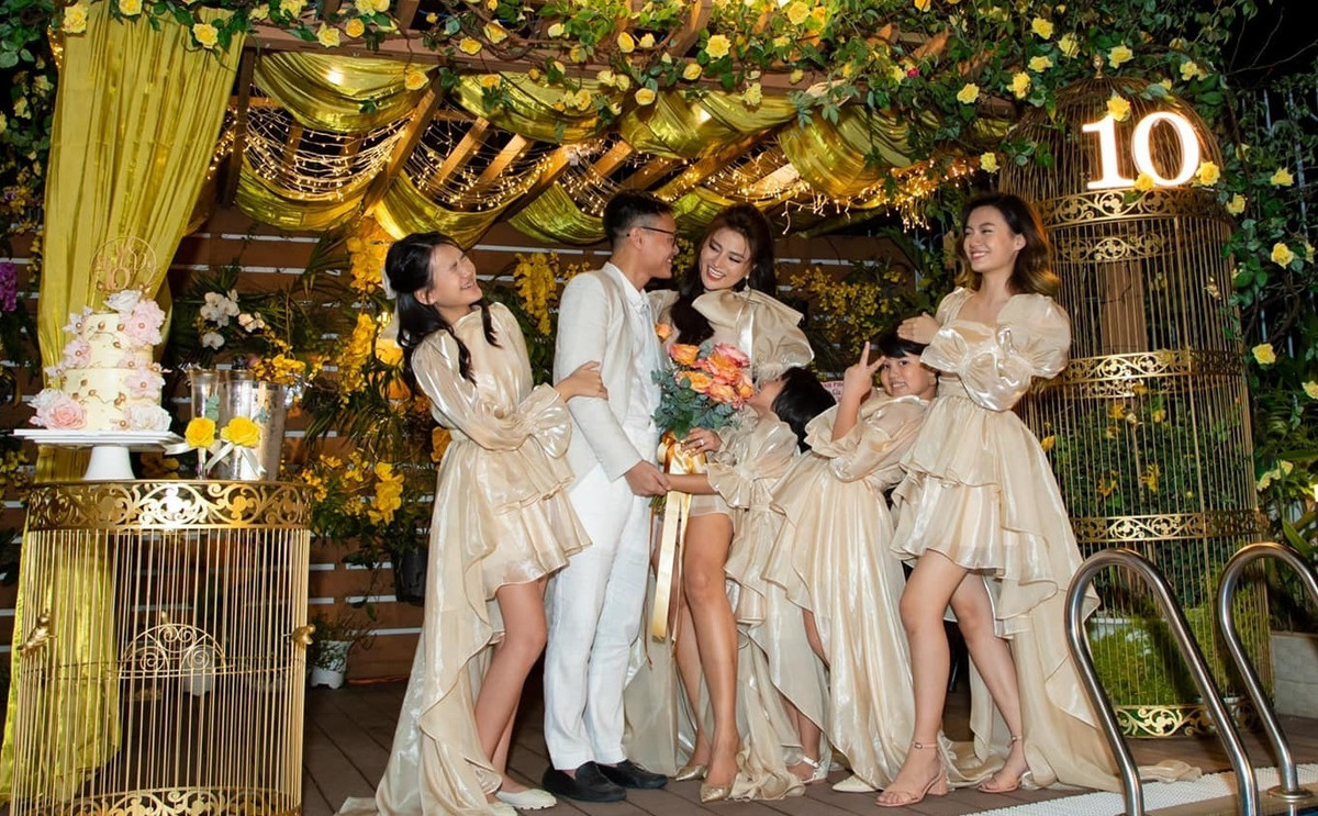 Cựu siêu mẫu hết mực yêu thương 4 con, tạo sự công bằng, không phân biệt con chung con riêng. Cô cũng không dự tính sinh thêm con trai vì muốn tập trung nuôi dạy bốn con tốt nhất.