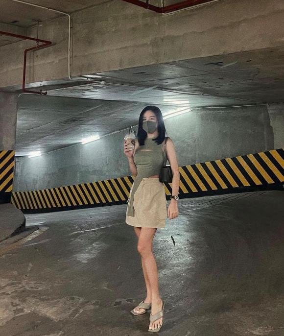 Minh chứng là trong bức ảnh check-in trong phòng thay đồ mới đây, khán giả nhận thấy cô để lộ đôi chân gầy khẳng khiu như que củi. Khuyết điểm đôi chân kém thẳng của cô cũng lộ rõ hơn. Dường như trong mọi khung hình, nữ ca sĩ đều phải tạo dáng chân trước chân sau hoặc ngồi để giấu nhẹm khuyết điểm này.