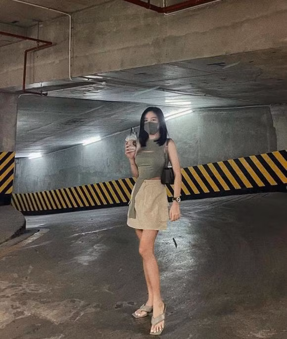 Minh chứng là trong bức ảnh check-in trong phòng thay đồ mới đây, khán giả nhận thấy cô để lộ đôi chân gầy khẳng khiu như que củi. Khuyết điểm đôi chân kém thẳng của cô cũng lộ rõ hơn. Dường như trong mọi khung hình, nữ ca sĩ đều phải tạo dáng chân trước chân sau hoặc ngồi để giấu nhẹm khuyết điểm này.