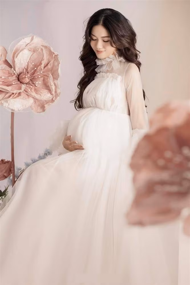 Loạt ảnh bầu bí khoe nhan sắc đỉnh cao của Thanh Tú.