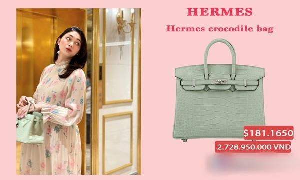 Diện chiếc đầm voan hoa dáng suông nhẹ nhàng, Thanh Tú toát lên khí chất sang chảnh đúng dâu nhà hào môn. Điều khiến người xem chú ý chính là chiếc túi Hermès đắt giá màu xanh bơ đẹp mắt và giá thì chẳng dễ thở chút nào. Thiết kế xa xỉ này được bán với giá gần 2,8 tỷ đồng.