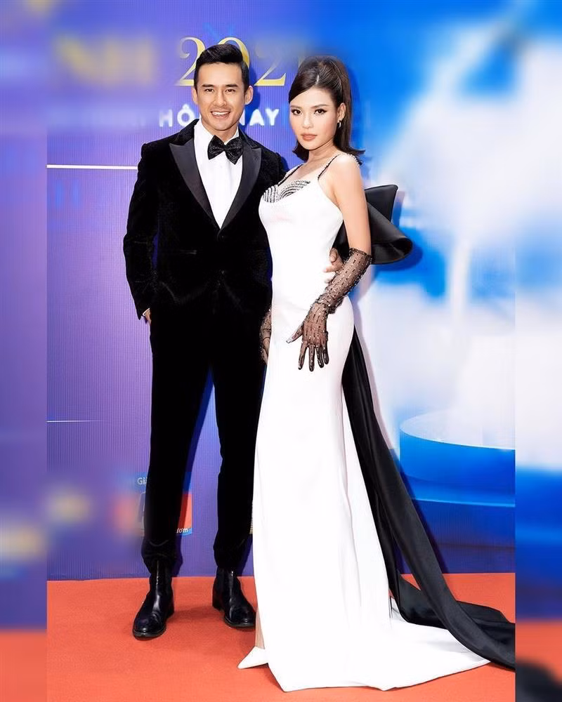 br/> Là diễn viên nhưng mỗi khi lên thảm đỏ, Thúy Diễm cũng chứng tỏ mình lên đồ "gắt" không thua kém bất kỳ mỹ nhân nào. Tuy nhiên, nếu nhìn hình ảnh bà xã Lương Thế Thành ở một sự kiện gần đây, nhiều người ắt sẽ phải băn khoăn một điều: Không lẽ từ trước đến giờ Thúy Diễm lồng lộn như thế đều chỉ là sản phẩm của photoshop?