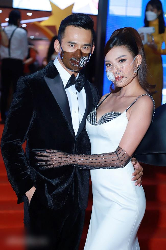 Đó là cho đến khi hình ảnh chưa photoshop của mỹ nhân sinh năm 1986 lù lù trên khắp các mặt báo.