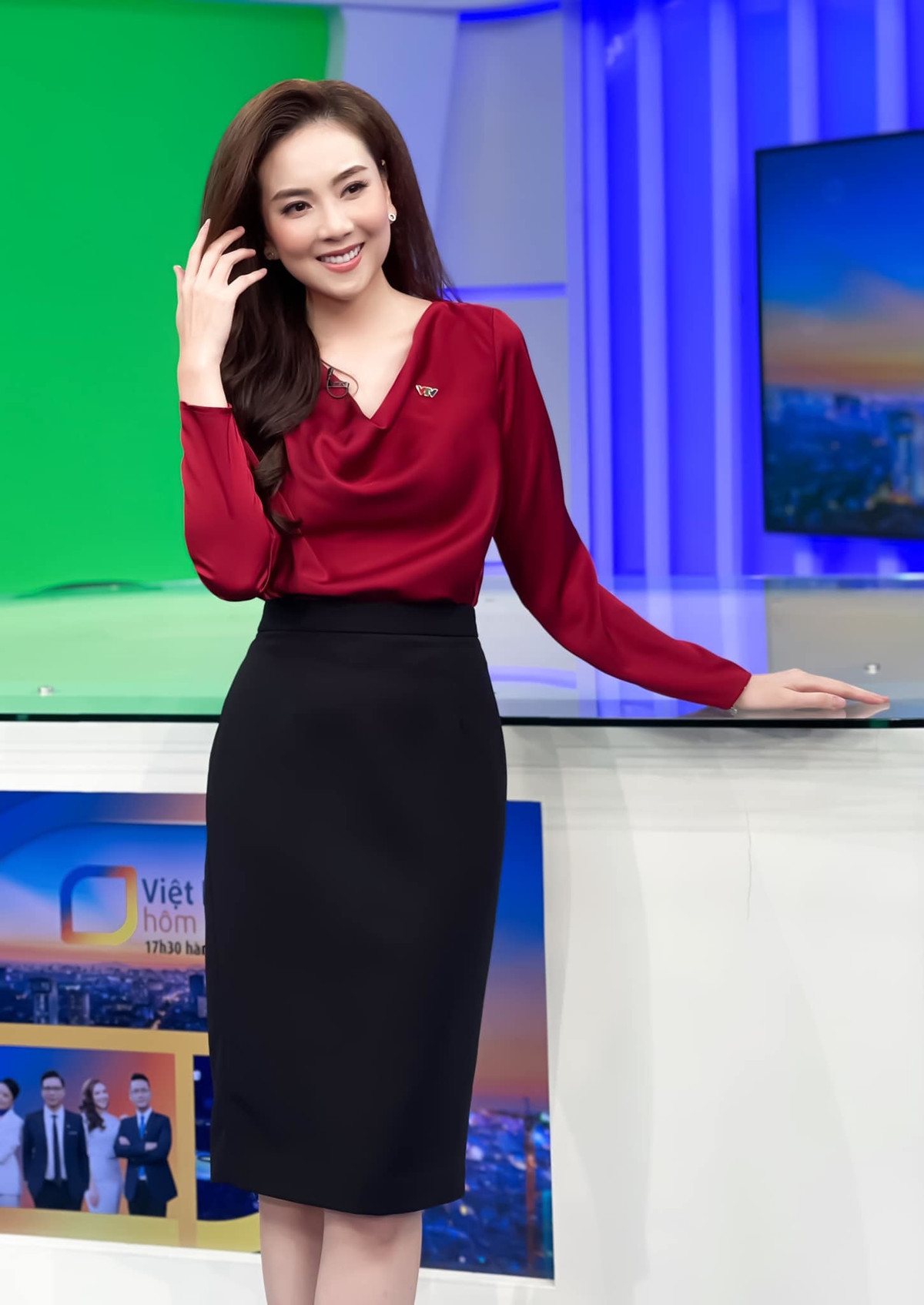 BTV Mai Ngọc VTV diện áo đỏ ấm áp cho ngày mưa bão.