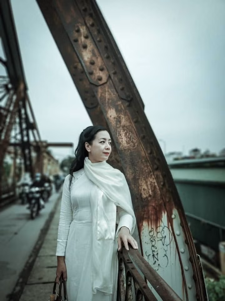 Sao Việt hôm nay 11/10: NSƯT Chiều Xuân trẻ trung, mang nét đẹp của người phụ nữ Hà Nội trong tà áo dài trắng.