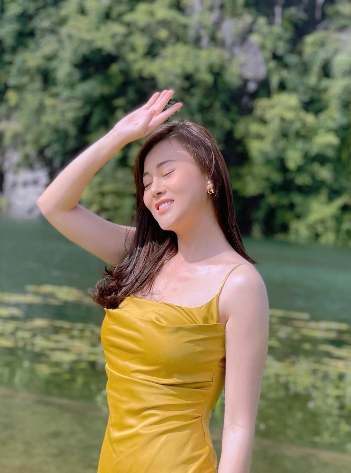 Diễn viên Phương Oanh đăng ảnh mơ màng xinh xắn.