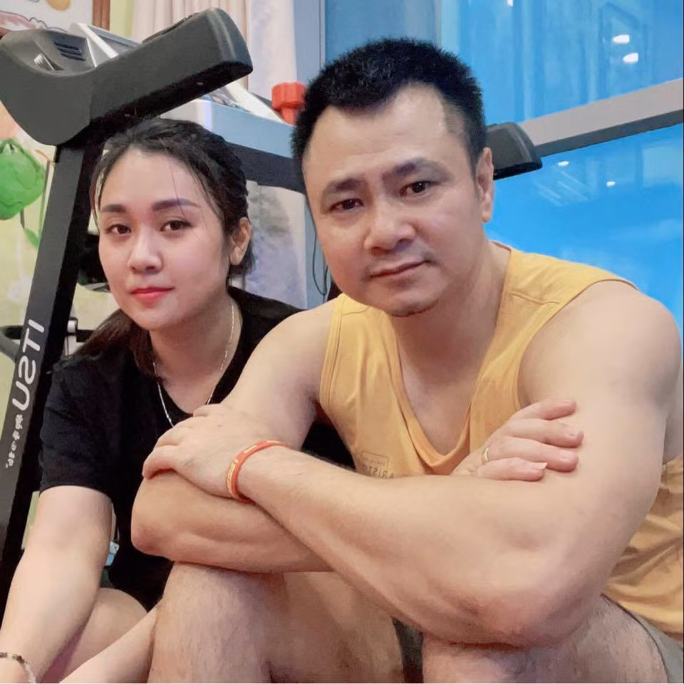 Nghệ sĩ Tự Long đăng ảnh selfie với vợ.