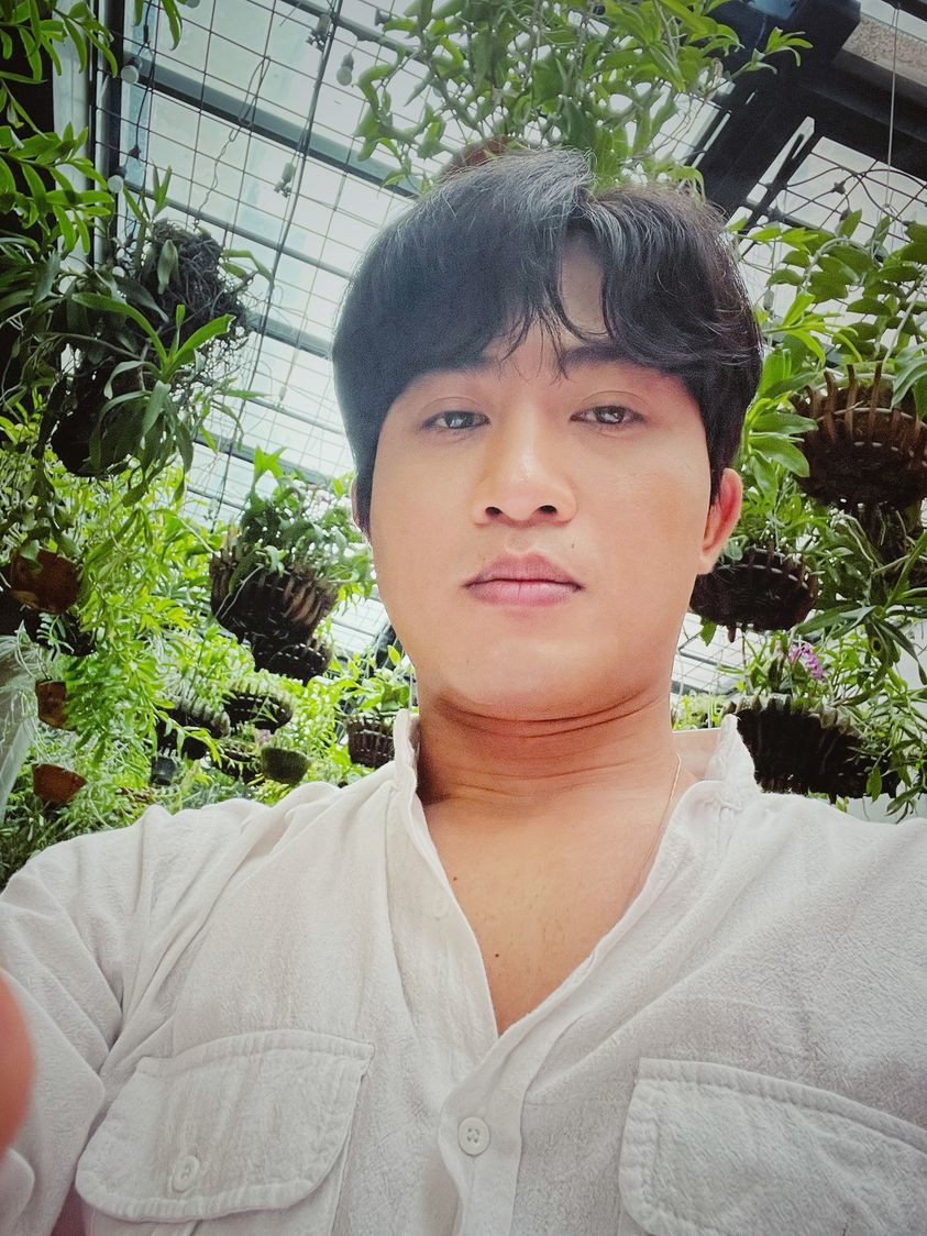 Doãn Quốc Đam đăng ảnh selfie giữa vườn lan.