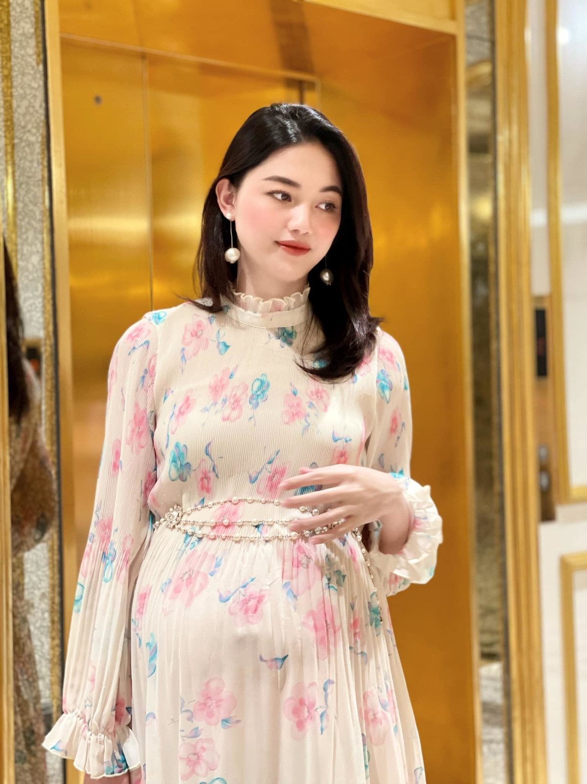 Á hậu Thanh Tú khoe bụng bầu lần 2 xinh đẹp.