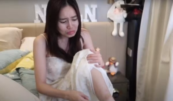 Theo đó, diễn viên Lan Ngọc "mách" khéo các fans vì đôi chân đau nhức như bị đánh: "Ngọc phải đi cà nhắc cà nhắc vì đi quay bị mấy người đó 'đánh' á". Cô nàng cũng không ngại... giơ chân trước ống kính để lộ rõ những vết bầm tím trên da. Là nghệ sĩ nữ, ngoại hình luôn là điều được ưu tiên, vậy nên đôi chân trắng trẻo bỗng đầy "hoa gấm" khiến cô nàng mếu máo vì không những đau đớn mà còn gây ảnh hưởng đến thẩm mỹ.