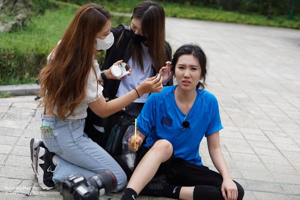 Là một trong hai thành viên nữ hiếm hoi của "Running Man", Thúy Ngân cho thấy bản thân cũng vô cùng hết mình trong những thử thách.