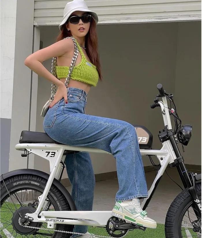 Ngọc Trinh cũng từng diện 1 chiếc áo tương tự chỉ khác màu khi tạo dáng trong khu vườn nhà. Kiểu áo len móc crop-top mang phong cách phóng khoáng được người đẹp phối đồ với phụ kiện trông rất "chơi" và sành điệu. 