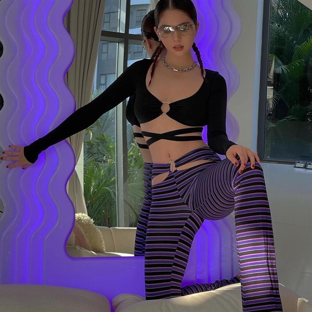 gọc Trinh không thể bỏ qua xu hướng hot hit này. Cô nàng diện crop-top đan dây eo và chiếc quần cạp cao khoét ngay ở xương chậu làm nổi bật đường cong nóng bỏng.