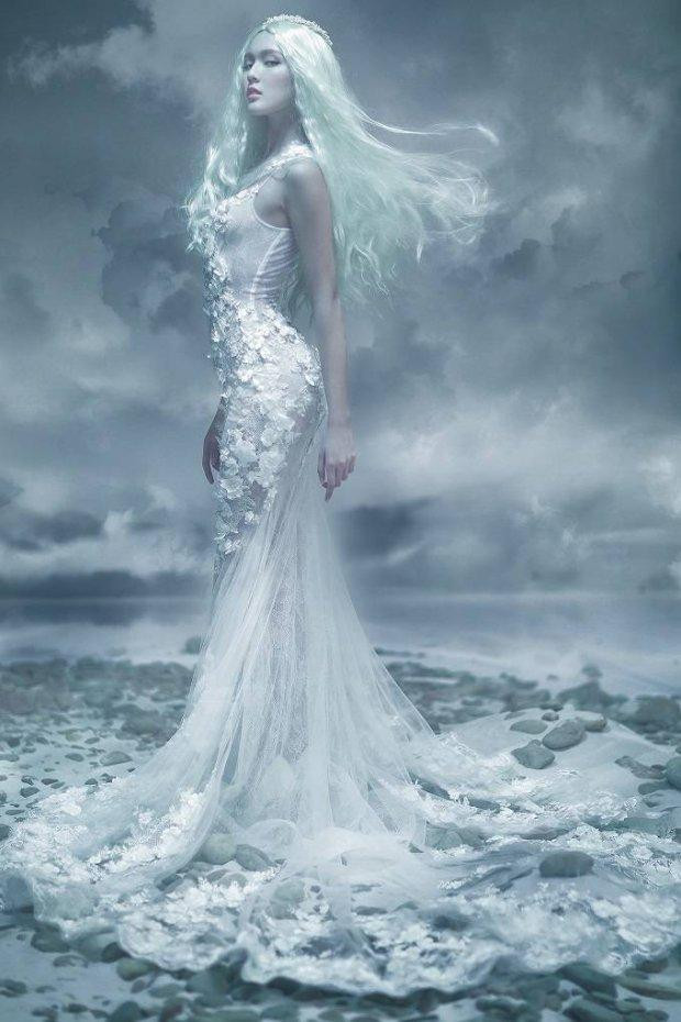 Đầm xuyên thấu cũng chẳng làm khó được Hải Tú.