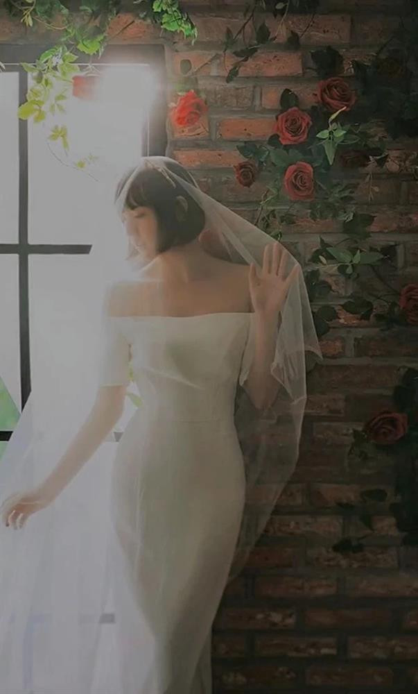 Mới đây, mạng xã hội xôn xao trước thông diễn viên H.T sắp lên xe hoa cùng một chủ tịch Vbiz. Thậm chí, nguồn tin còn cho hay, tân binh này hiện đã sinh con đầu lòng được 2 tháng. Ngay lập tức, Hải Tú bất ngờ trở thành tâm điểm sự chú ý. Netizen tràn vào hỏi han, chờ đợi một lời giải đáp từ "gà cưng" nhà Sơn Tùng M-TP nhưng hiện không có kết quả.