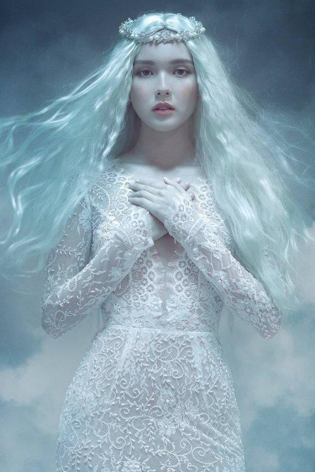 ##ss###style="text-decoration: underline;">Hải Tú khoác lên mình những bộ váy cưới quyến rũ của Chung Thanh Phong. Với chất liệu ren cao cấp, kỹ thuật đính kết tinh xảo, đắp ren và hoa 3D độc đáo, những mẫu áo cưới này mang đến cho người mặc vẻ đẹp mong manh, tinh khiết và đầy quyến rũ.